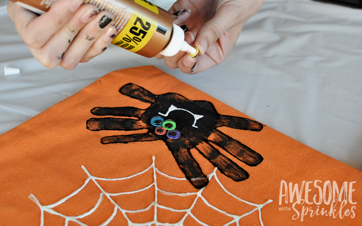 Kids Craft: Handprint Spider Trick-or-Treat Bags