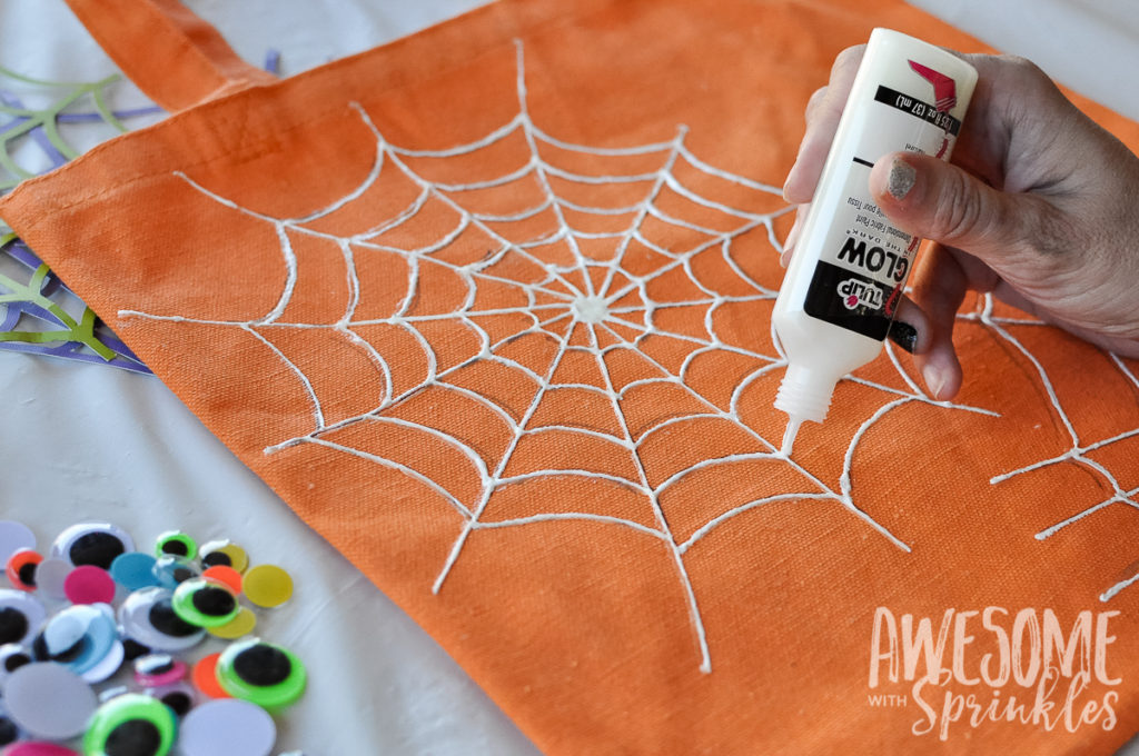 Kids Craft: Handprint Spider Trick-or-Treat Bags