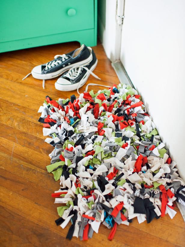 Easy DIY Decor Ideas - recycled t-shirt rug